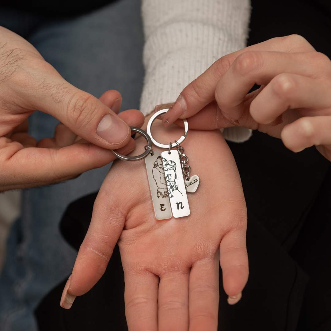 2 chaveiros personalizados combinando com foto de casal gravada