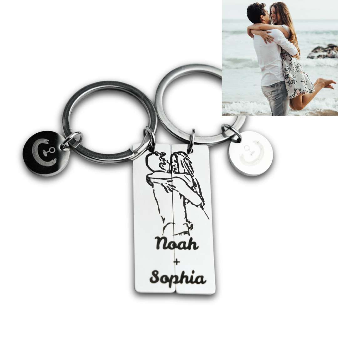 2 chaveiros personalizados combinando com foto de casal gravada