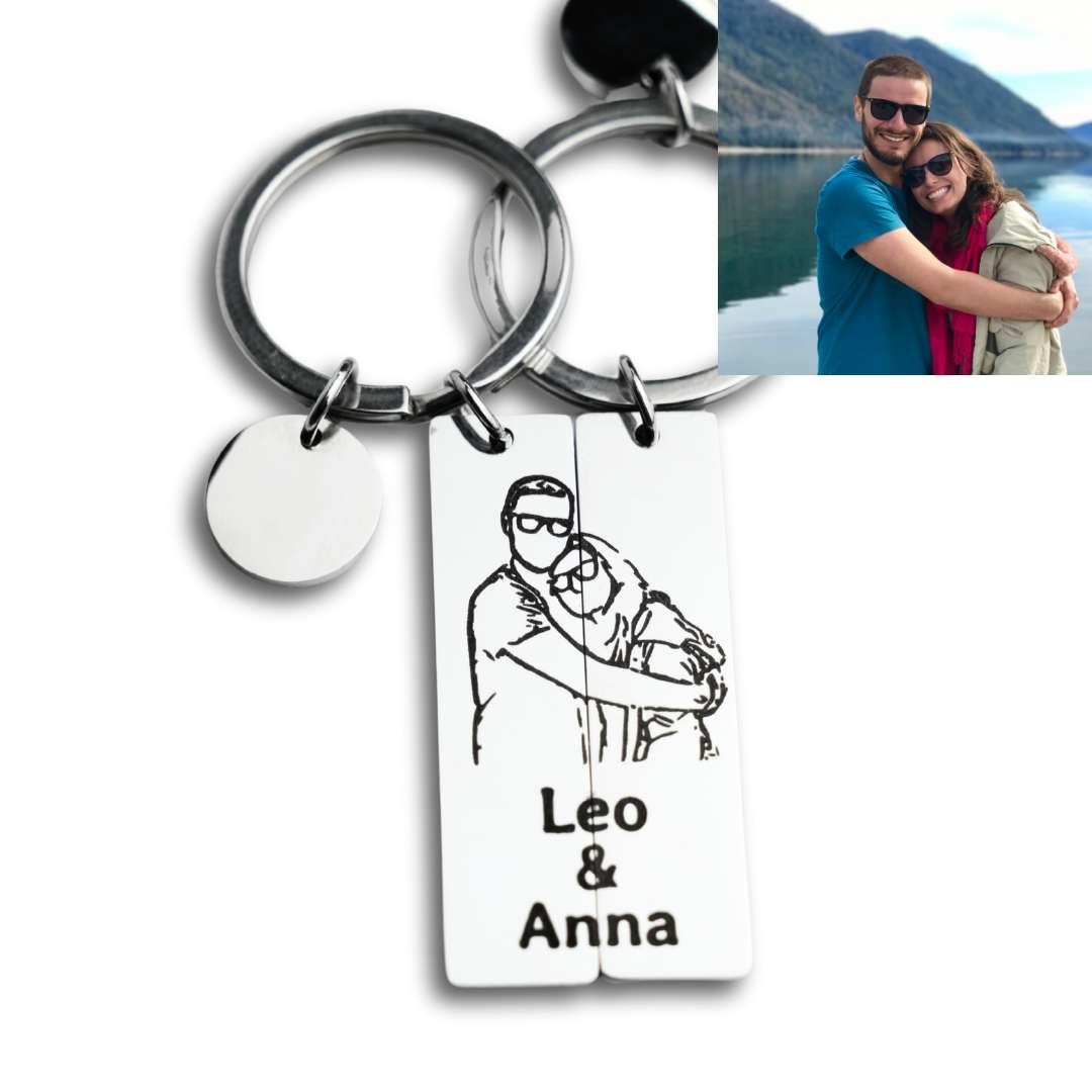 2 chaveiros personalizados combinando com foto de casal gravada