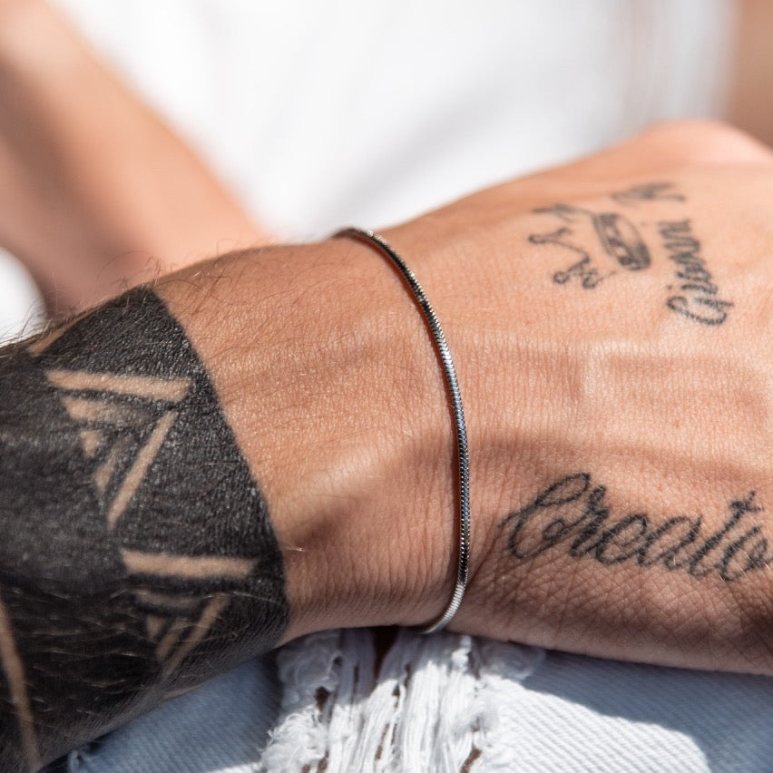 Minimal Unisex Bracelet With Engraved Plate