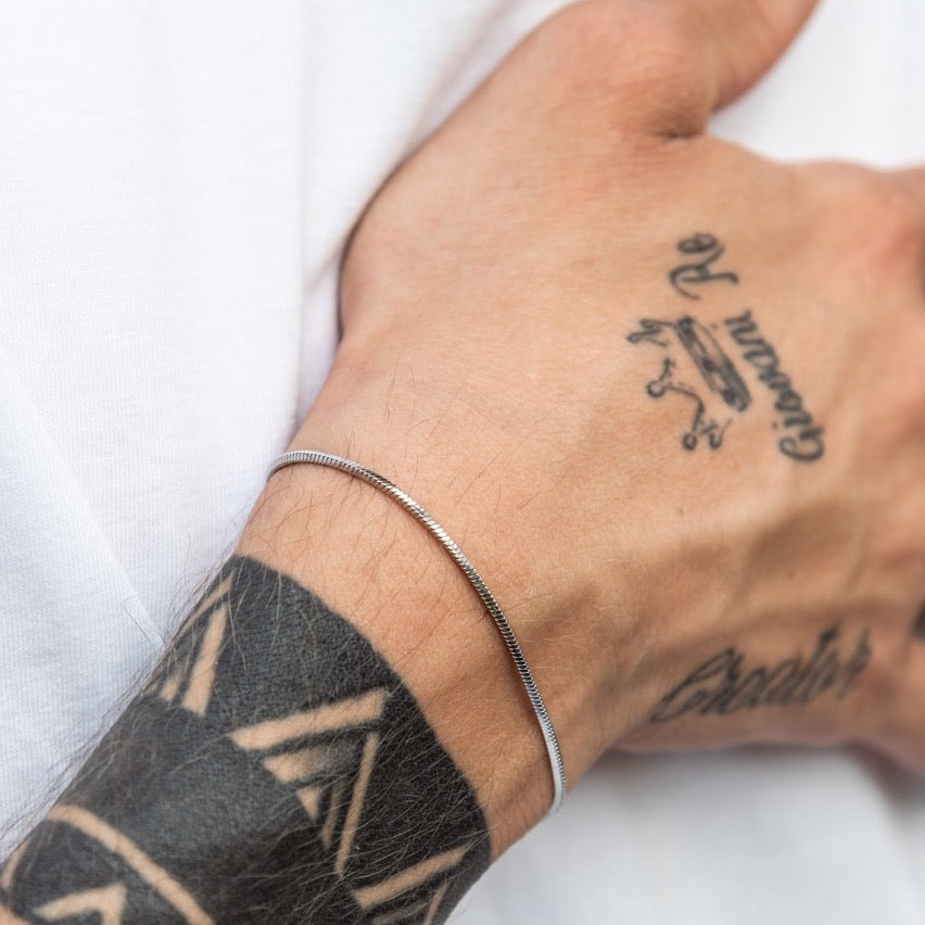 Minimal Unisex Bracelet With Engraved Plate