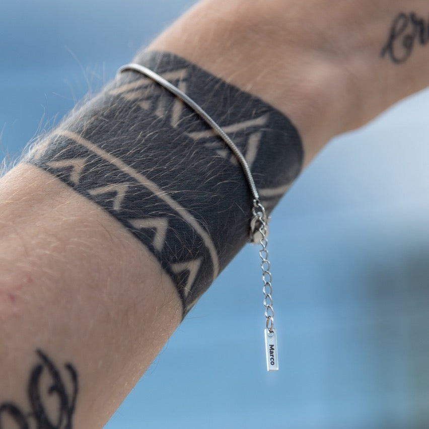 Minimal Unisex Bracelet With Engraved Plate