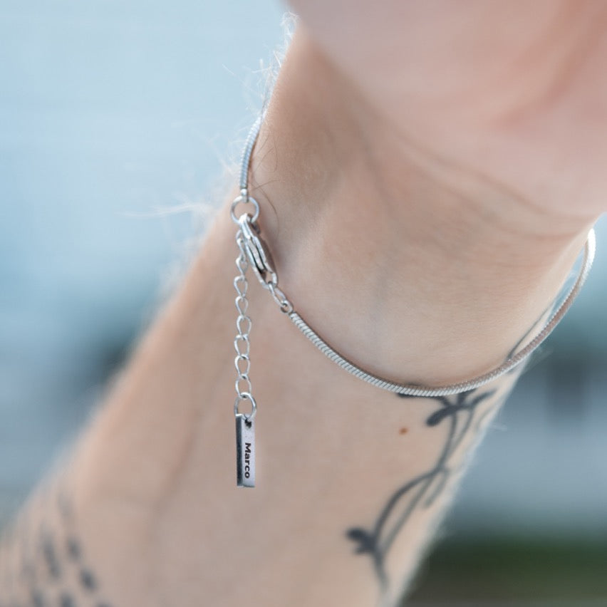 Minimal Unisex Bracelet With Engraved Plate