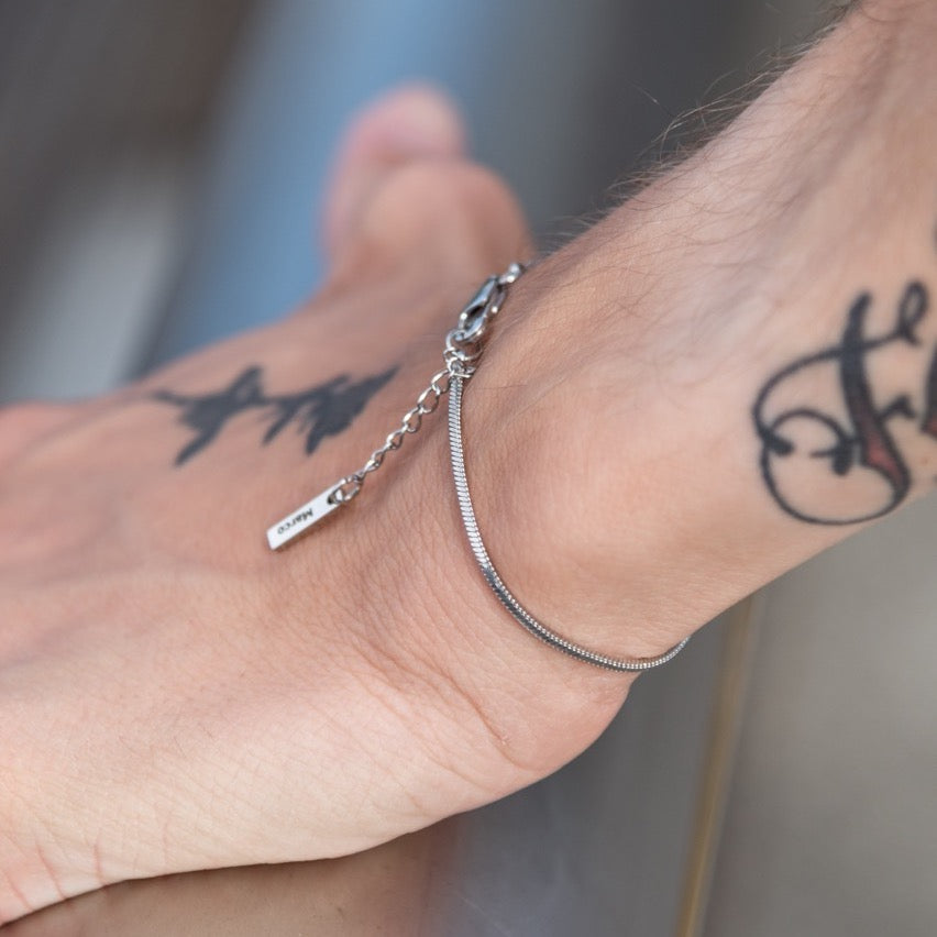 Minimal Unisex Bracelet With Engraved Plate