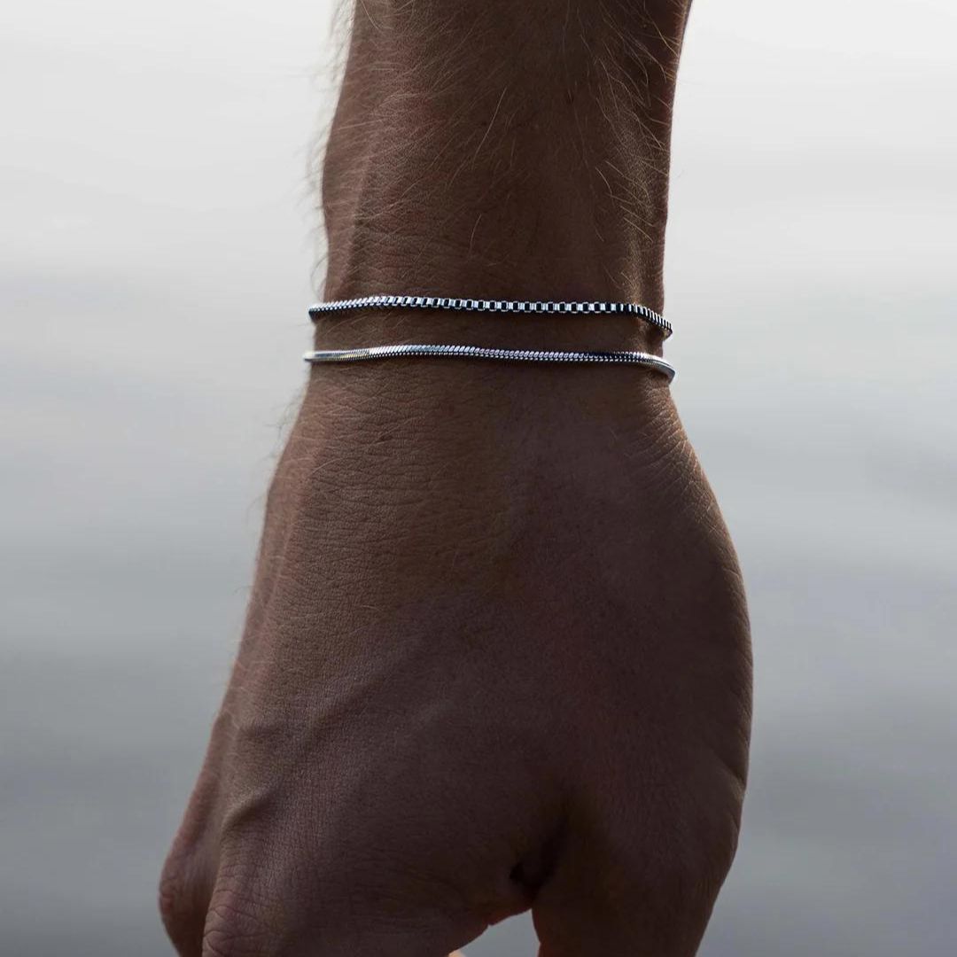 Bracelet unisexe minimal avec étiquette gravée