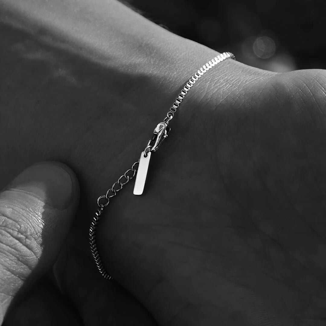 Bracelet unisexe minimal avec étiquette gravée