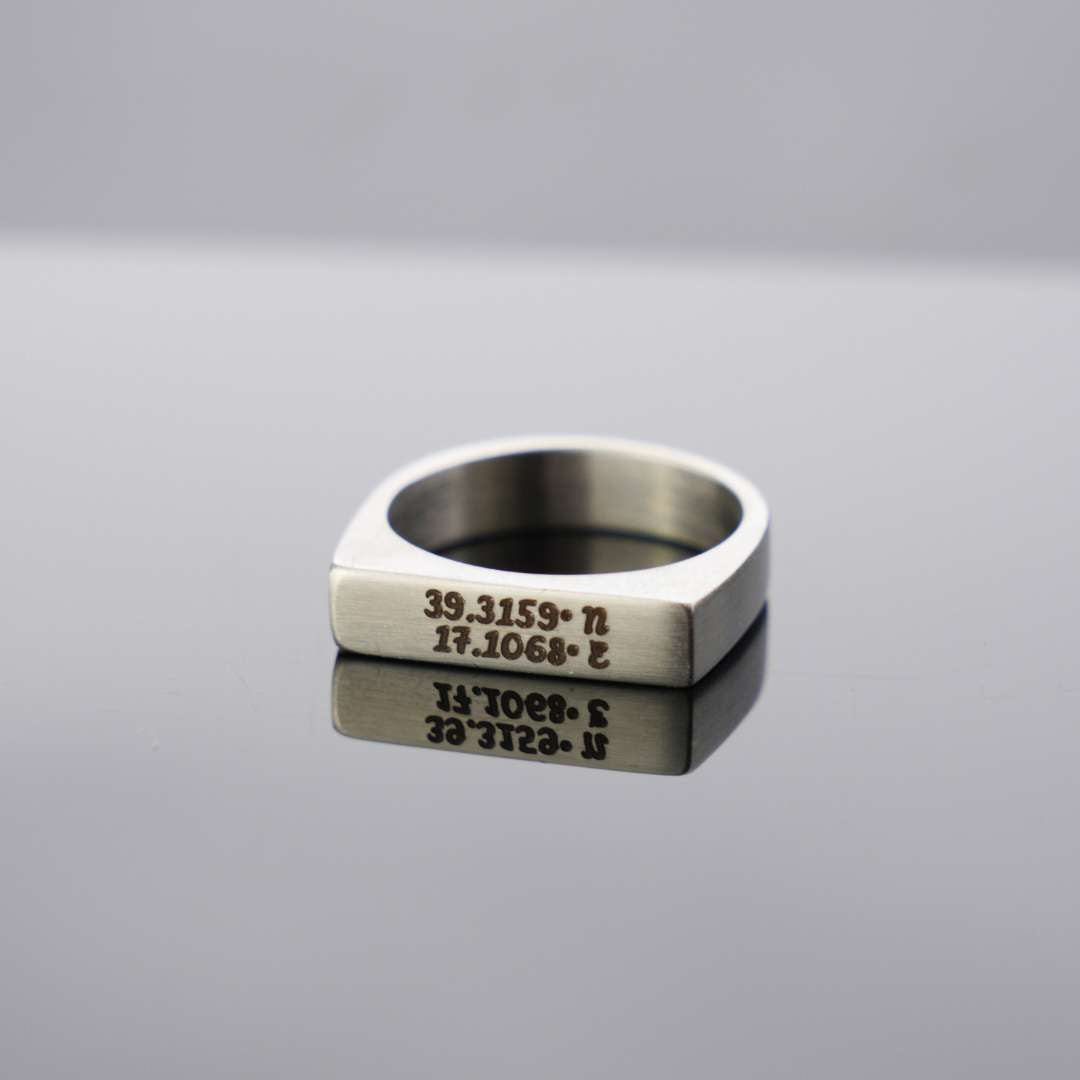 Spersonalizowany satynowy pierścionek z wygrawerowanymi współrzędnymi lub tekstem