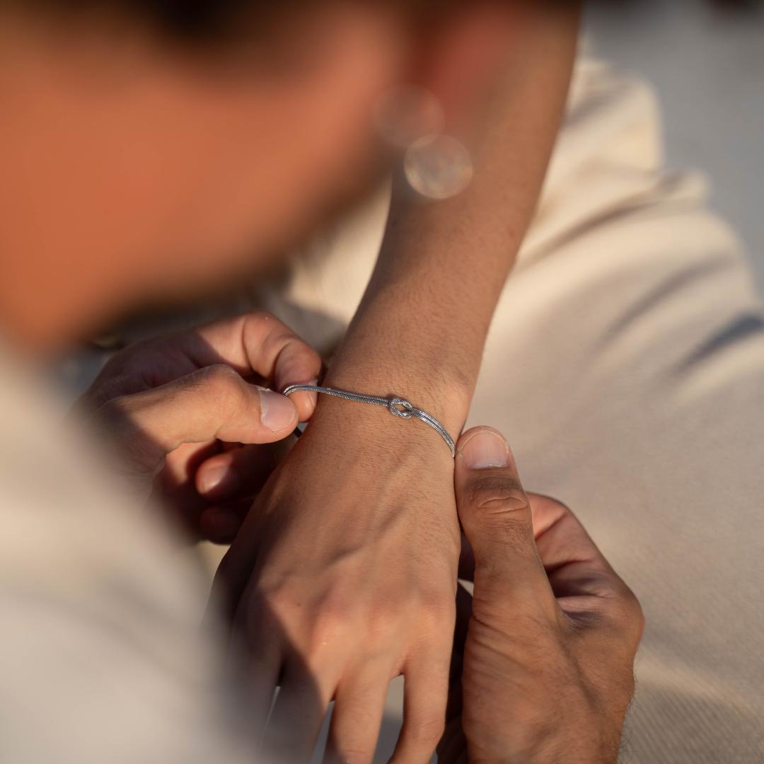 Coppia di 2 Bracciali Nodo dell'Amore - Confezione Regalo con Certificato di Promessa