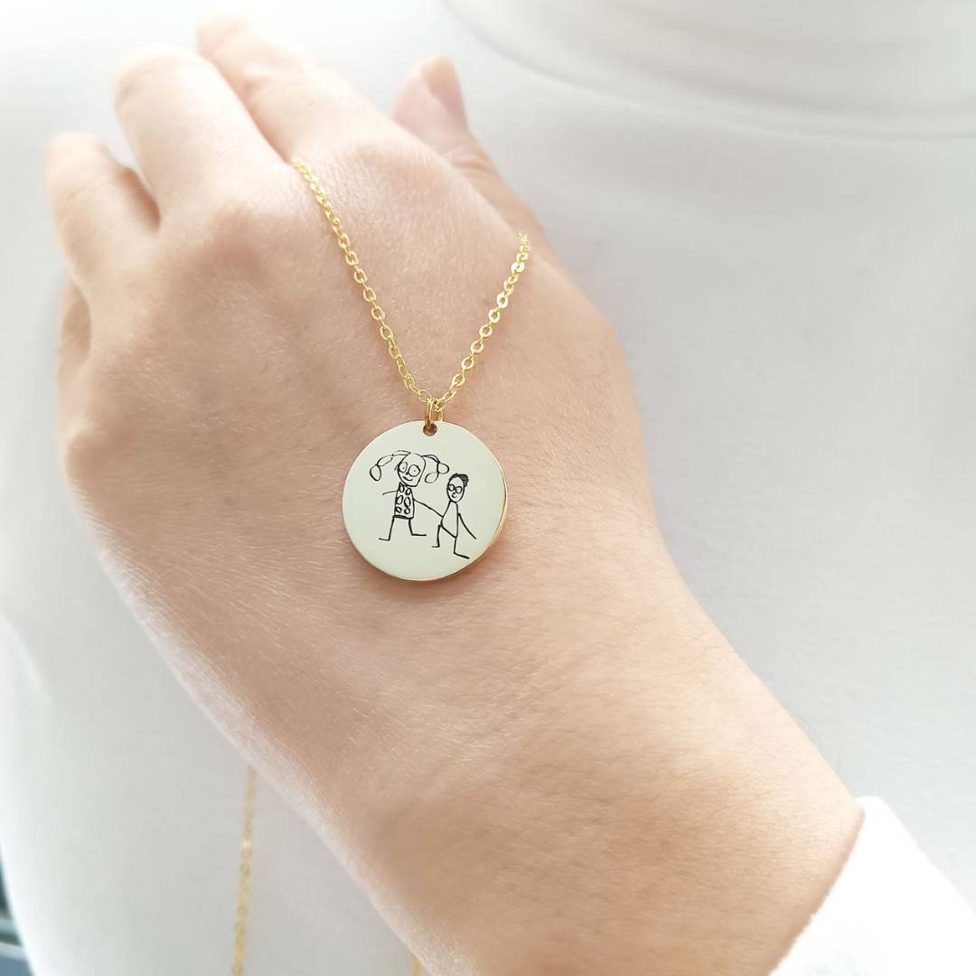 Collana con Disegno Inciso con Medaglia Tonda