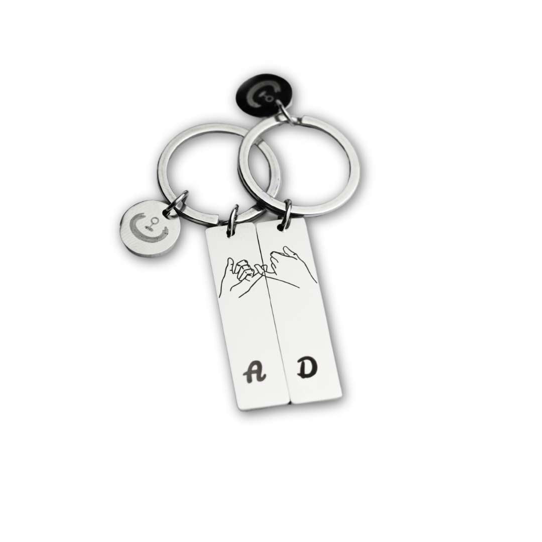 2 gepersonaliseerde sleutelhangers gecombineerd met symbool