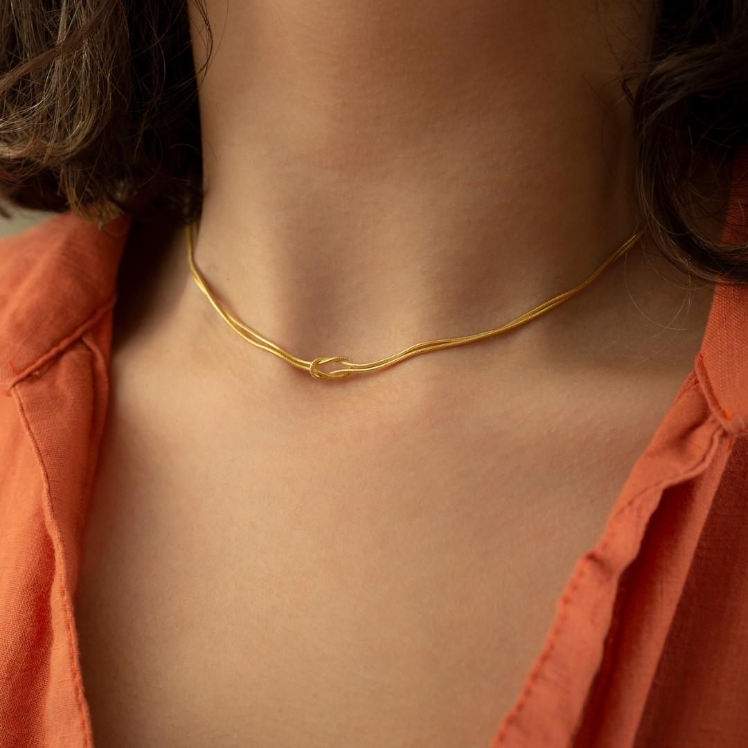 Minimal Necklace With Knot