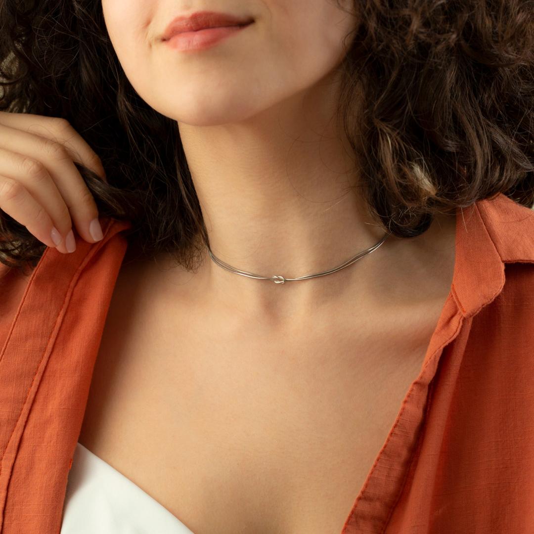 Minimal Necklace With Knot