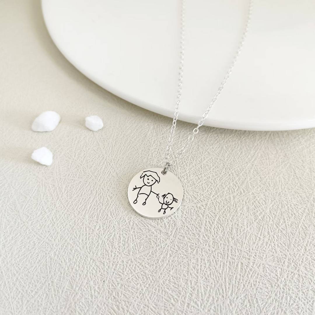 Collana con Disegno Inciso con Medaglia Tonda