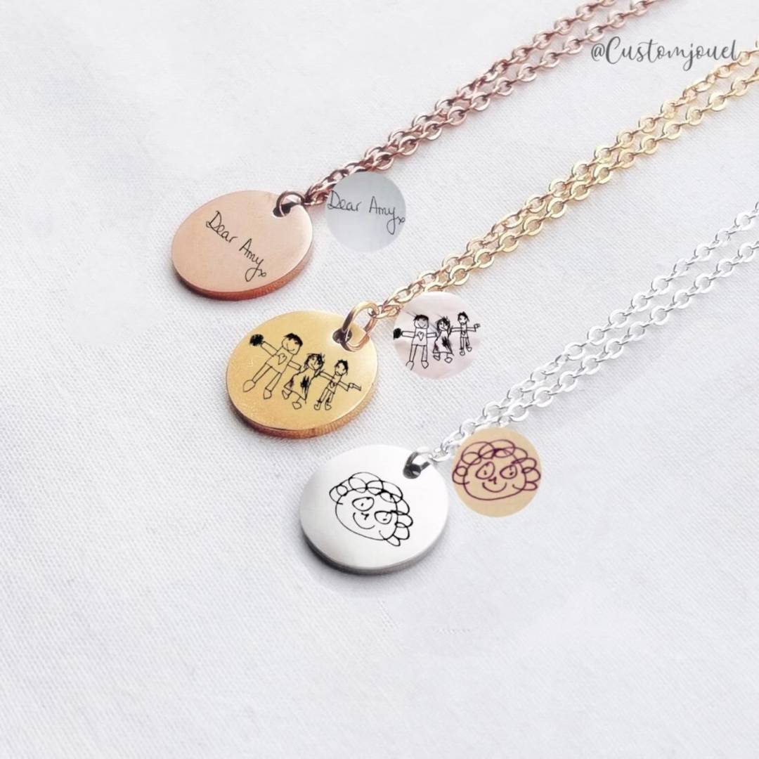 Collana con Disegno Inciso con Medaglia Tonda