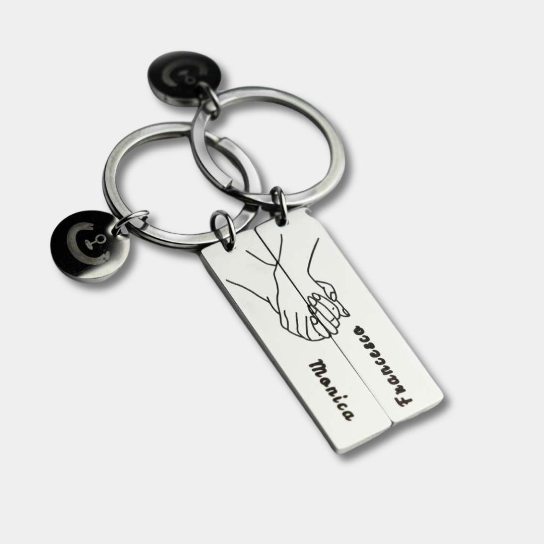 2 chaveiros personalizados combinados com o símbolo