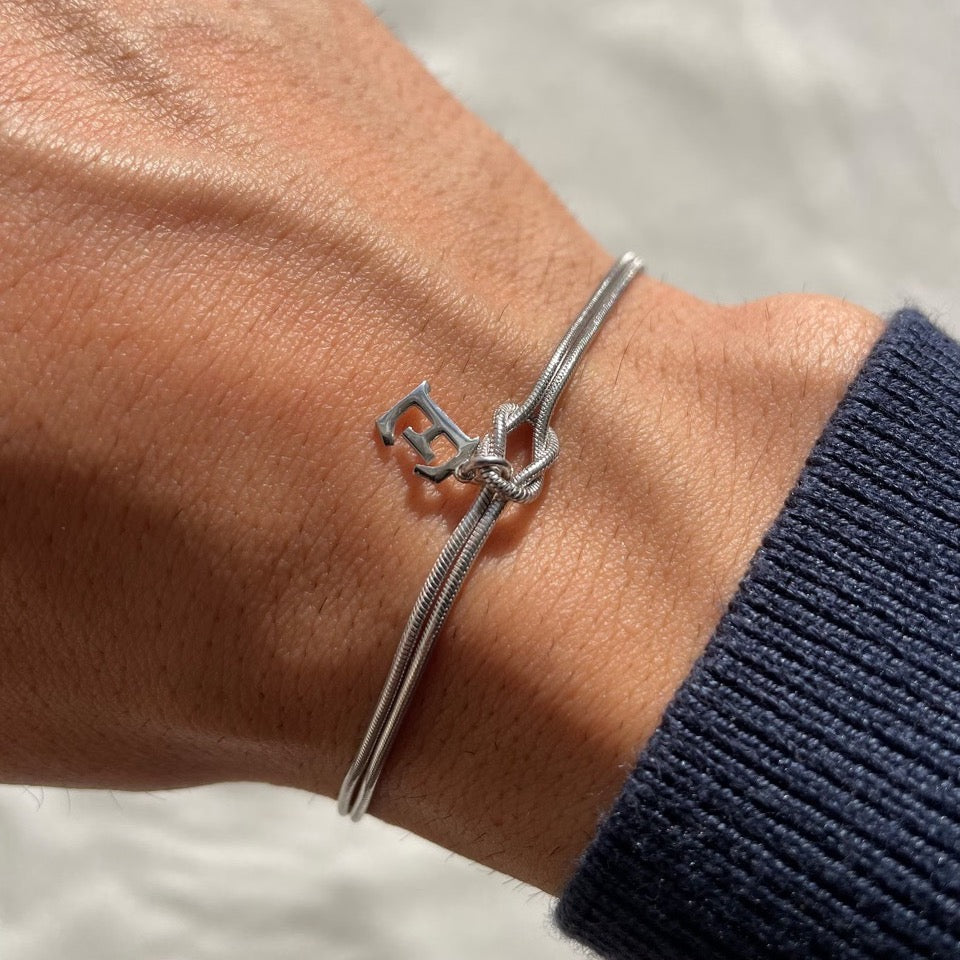 MINIMAL KNOT BRACELET WITH LETTER CHARM