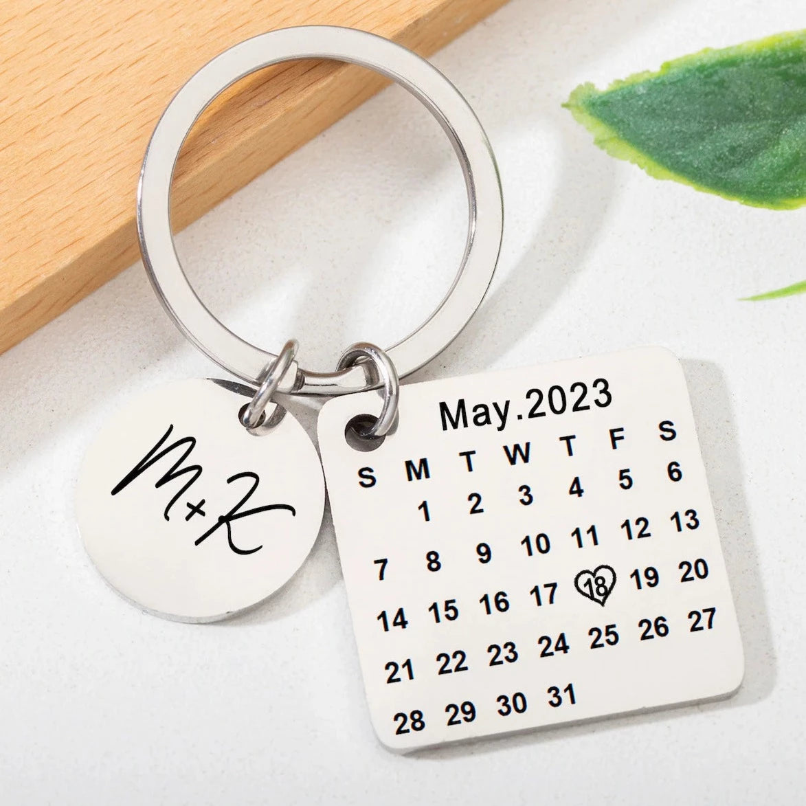Personalisierter quadratischer Schlüsselanhänger mit eingraviertem Kalenderdatum