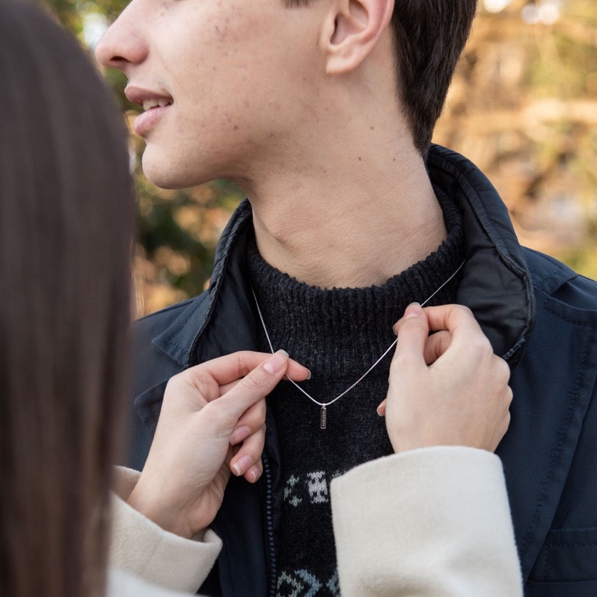 Collar unisex minimalista con etiqueta grabada