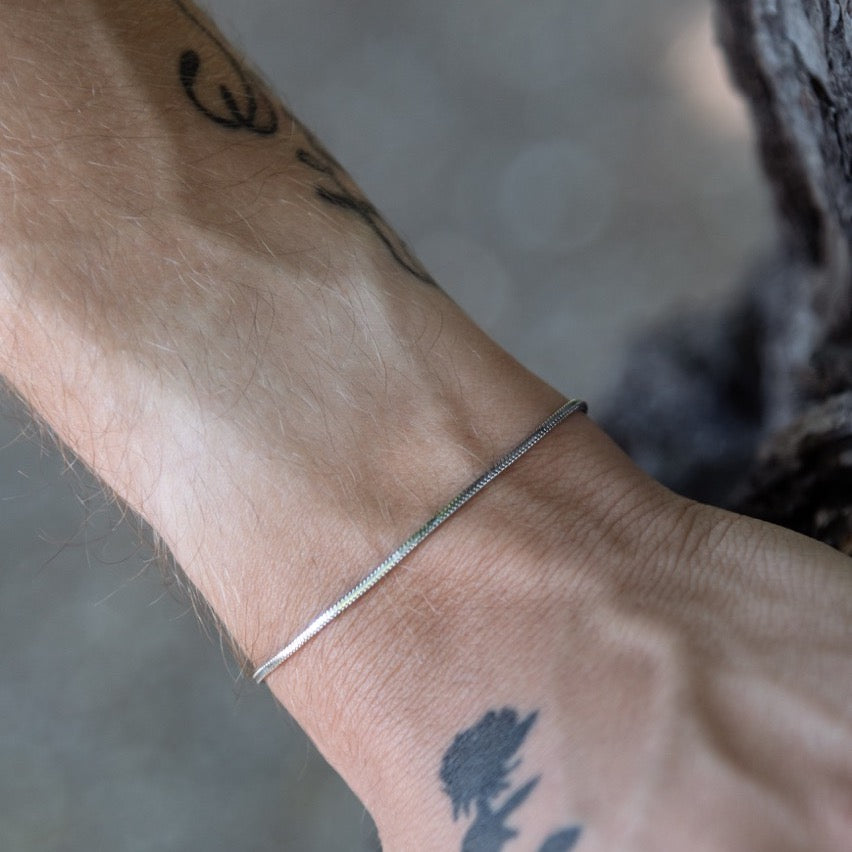 Bracelet unisexe minimal avec étiquette gravée